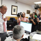 El juez Javier Muñiz Tejerina explica los resultado del recuento oficial realizado por la Junta Electoral de las elecciones municipales de León que ha elevado a diez el número de concejales obtenidos por el PSOE.