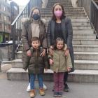 Sara Díaz y Susana Álvarez, con sus hijos. ARAUJO