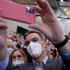 Pedro Sánchez se hace una foto con los delegados que han acudido al Congreso. BIEL ALIÑO