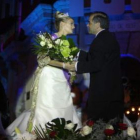 Carmen Fernández, Reina infantil de las fiestas de La Bañeza, recibe la corona de su antecesora en e