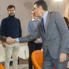 Pedro Sánchez saluda a los jóvenes a su llegada el miércoles a la casa de cultura de San Miguel en Nájera. RAQUEL MANZANARES