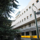 El edificio de Correos, inaugurado en 1984, obra del arquitecto gallego Alejandro de la Soto, foto de la derecha.
