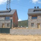 Estos dos chalés construidos junto al embalse de Campañana son el objeto de la denuncia.