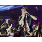 El cantante de Sidonie, Marc Ros, durante un concierto en el Palau de Sant Jordi. ALEJANDRO GARCÍA