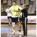 El técnico Jordi Ribera da instrucciones a sus jugadores durante un entrenamiento