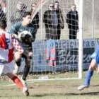 El portero arlequinado Kuny bloca un balón a pesar del acoso de un jugador del conjunto asturiano