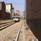 Paso del tren, días atrás, entre las viviendas que se mejorarán.
