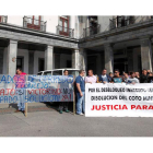 Los trabajadores de Coto Minero se concentraron ayer frente a la Consejería de Economía de Asturias, en Oviedo.