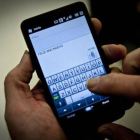 Mensaje de feliz año nuevo en el móvil.