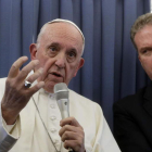 El papa durante su conferencia a bordo de un avión. GEORGIO BORGIA