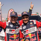 Mathieu Baumel y Nasser Al-Attiyah, tras ganar el Dakar. BIEL ALIÑO