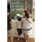 Una familia espera libros de texto, en una imagen de archivo.
