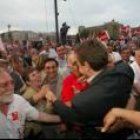 Zapatero y Velasco rodeados de gente en su recorrido por Ponferrada
