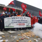 Los trabajadores de Vestas tiraron panes ante la empresa por la prohibición de llevar comida .