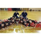 Los integrantes del Colegio Leonés infantil con la copa que les acredita como campeones. DL