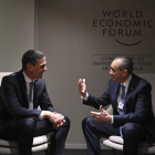 Pedro Sánchez con el presidente de Dow Inc, Howard Ungerleider ayer, en Davos. BORJA PUIG DE LA BELLACASA