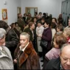 Vecinos de Fuentesnuevas, durante la reciente inauguración del consultorio. Criado, a la izquierda.