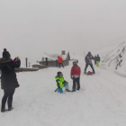Una familia disfruta de la nieve en Arbas del Puerto. PLANILLO