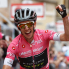 Simon Yates celebra la victoria en la 11ª etapa del Giro.