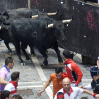 Los mozos corren junto a los toros de Fuente Ymbro durante el séptimo encierro de los Sanfermines de Pamplona.