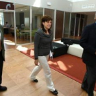 José Ángel Azuara (derecha) ayer en la Ciuden con dos técnicos de la encuesta.