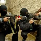 Militantes palestinos patrullan enmascarados en el campo de refugiados de Balata