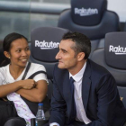 La asistenta de Rakitic junto a Valverde antes del inicio del Barça-Athletic en el Camp Nou.