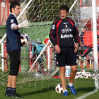 Isidro Fernández, a la derecha, corrige al guardameta titular del Sporting de Gijón, el también leonés Juan Pablo.