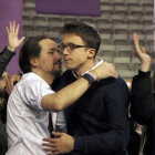 Pablo Iglesias e Íñigo Errejón se dan un frío abrazo en el congreso de Podemos celebrado en el palacio de Vistalegre.
