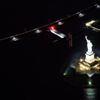 El avión 'Solar Impulse 2' sobrevuela la Estatua de la Libertad en Nueva York.