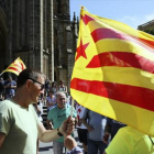 Arnaldo Otegi sostiene una estelada en la manifestación de a favor del procés en San Sebastián, el pasado 12 de agosto