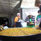 Una gran paella para 600 comensales reunió en torno a la bocamina a poco más de un centenar de personas.
