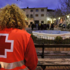 Una voluntaria de la Cruz Roja, en la plaza del Ayuntamiento de Ossa de Montiel, ayer.