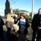 Isabel Carrasco visitó a los vecinos de San Miguel.