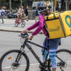 Una repartidora en bicicleta de la plataforma Glovo.
