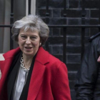 May abandona el número 10 de Downing Street para asistir a una sesión de control en la Cámara de los Comunes, en Londres, el 30 de noviembre.