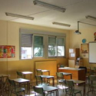 Una de las aulas del colegio Virgen de la Quinta Angustia Cacabelos con ventanas nuevas.