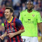 Messi celebra ante el francés Raoul Cedrid, de Osasuna, uno de sus tres goles.