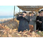 Kim Jong-un observa con unos prismáticos unas maniobras militares en la costa este de Corea del Norte, este lunes.