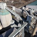 Al fondo el silo donde se almacena el coke de petróleo y la caliza tras ser tratada de la fábrica roblana.
