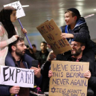 Adin y Meryem sentados sobre los hombros de sus padres, Jordan Bendant-Appell, un rabino, y Faith Yildrim, un musulmán, en una manifestación en Chicago.