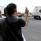 Unos camioneros increpan a un transportista que decidió trabajar y no secundar la huelga