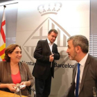 Ada Colau, Jaume Collboni, y Alfred Bosch, en el ayuntamiento