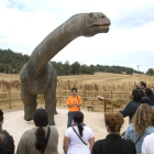 Imagen de una reproducción de dinosaurio cerca de Salas de los Infantes, en Burgos.