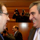 Herrera y Villarrubia se saludan en las Cortes autonómicas, en una imagen reciente.