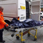 Efectivos del Instituto de Medicina Legal de León se llevan el cadáver.