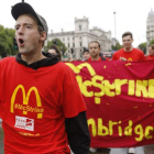Reclaman mayores salarios y el fin de los contratos de cero horas con la primera huelga desde 1974.