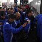 La plantilla de la Ponferradina, en el momento de subirse al tren León-Gijón (de allí viajaron en avión a Alicante), lució optimismo.