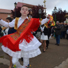 Imagen de uno de los danzantes, ayer en la procesión del Voto de Laguna de Negrillos.