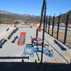 Instalación de los pilares que aguantarán la nave. CASTRO